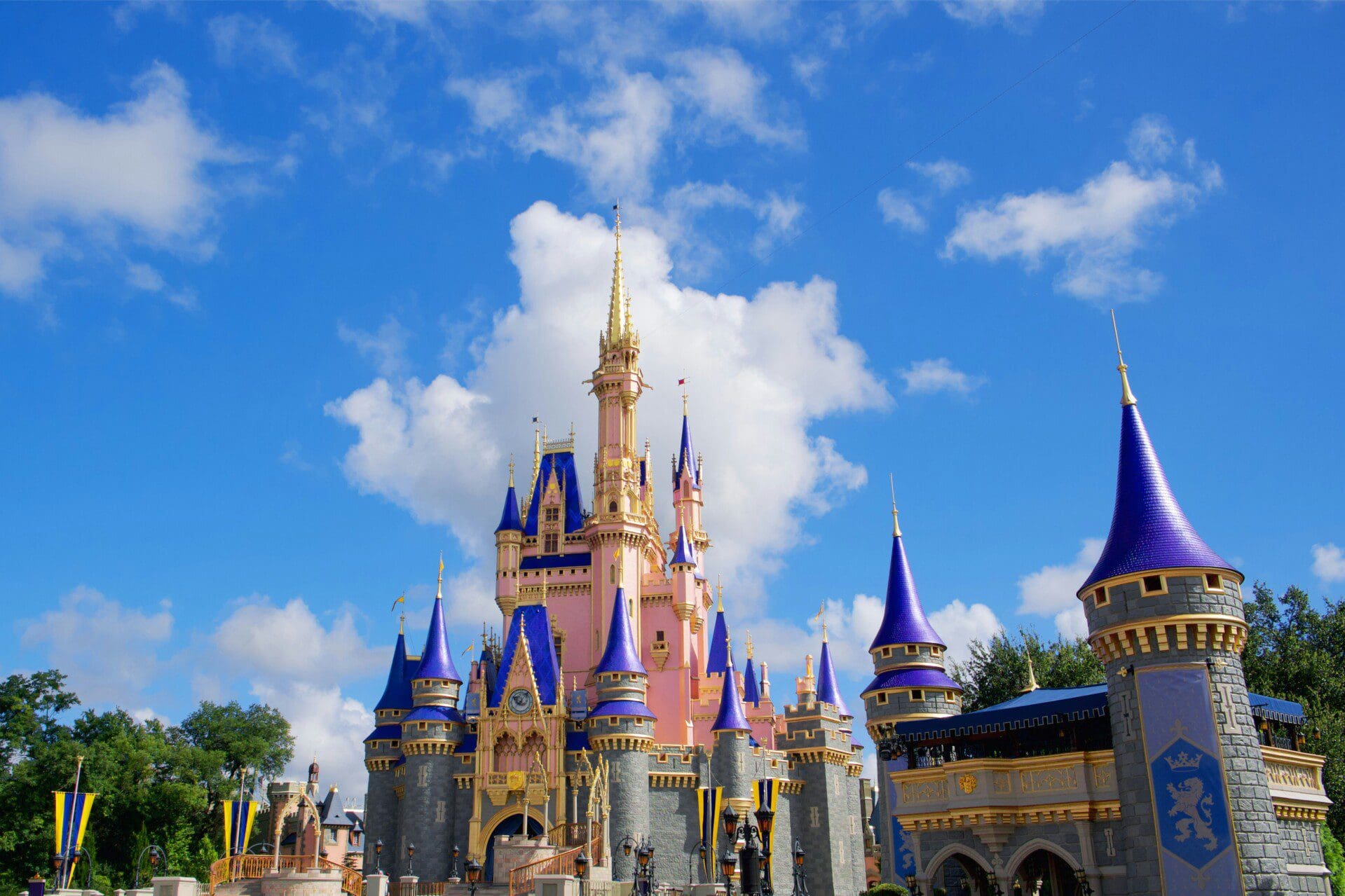 Iconic Walt Disney castle in Orlando, ideal for an unforgettable Orlando Vacation