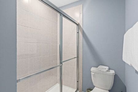 Encanto ensuite bath