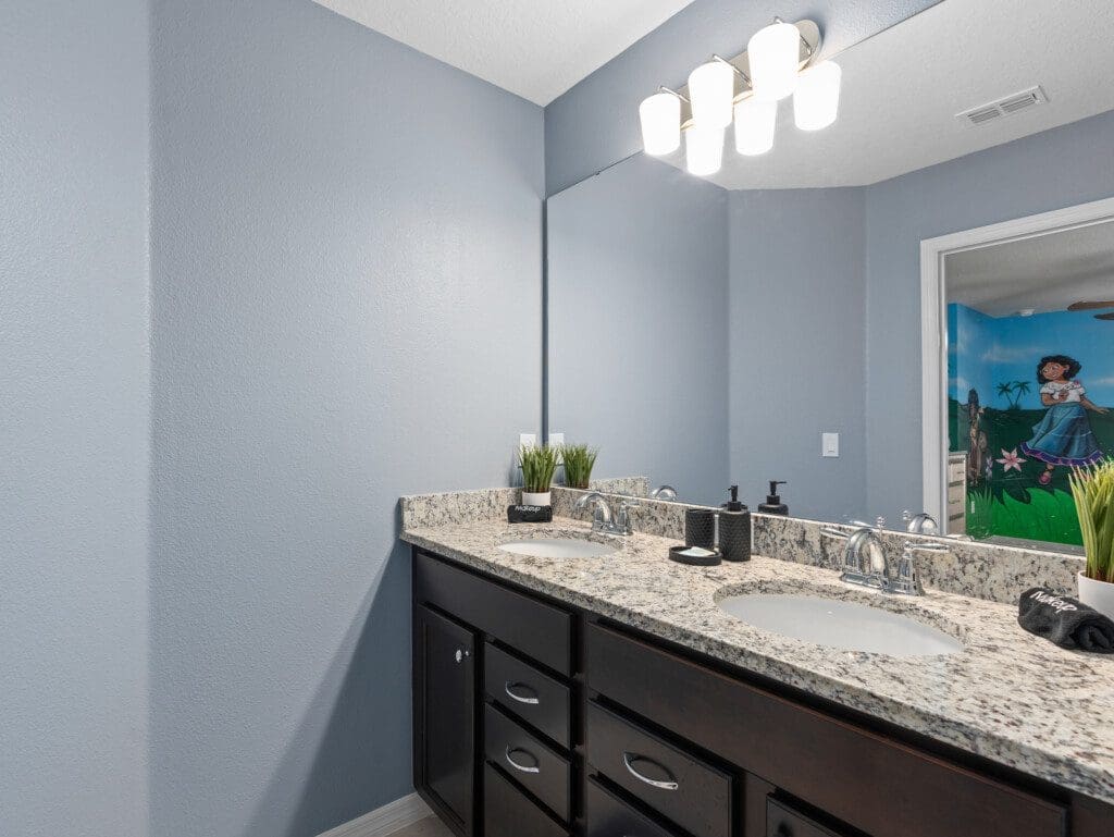 Encanto ensuite bath