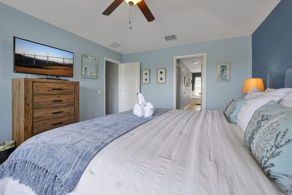 Cozy bedroom in an Orlando vacation villa for families flying from UK to Orlando.